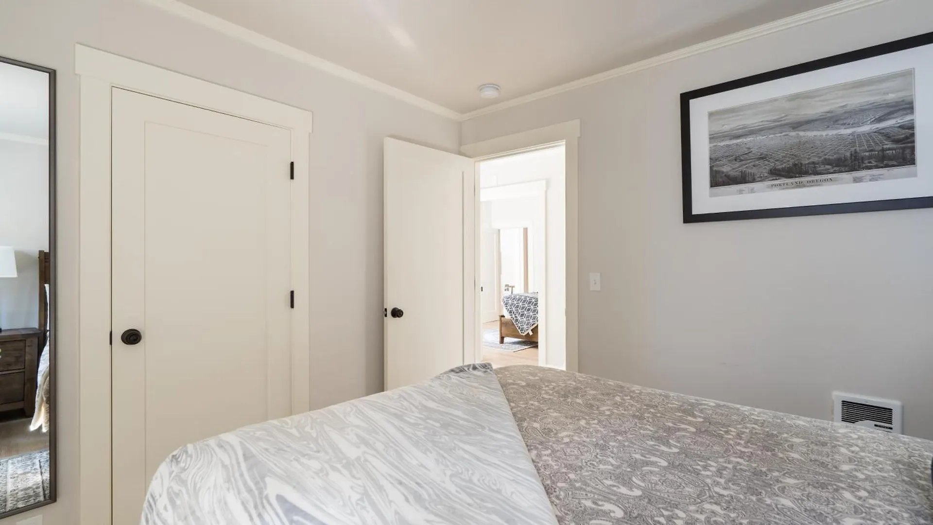 Holiday home Stay Portland - Luxurious Alphabet District Home - 99 Walk Score