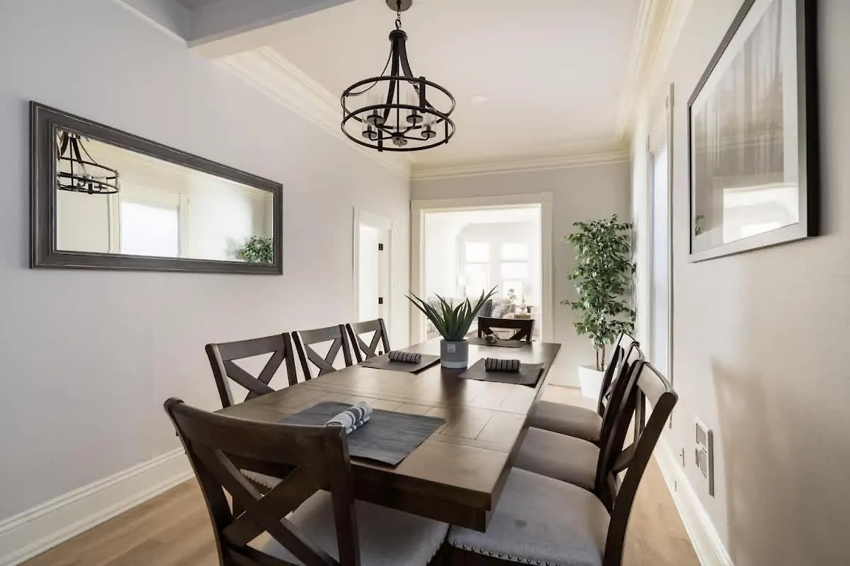 Holiday home Stay Portland - Luxurious Alphabet District Home - 99 Walk Score